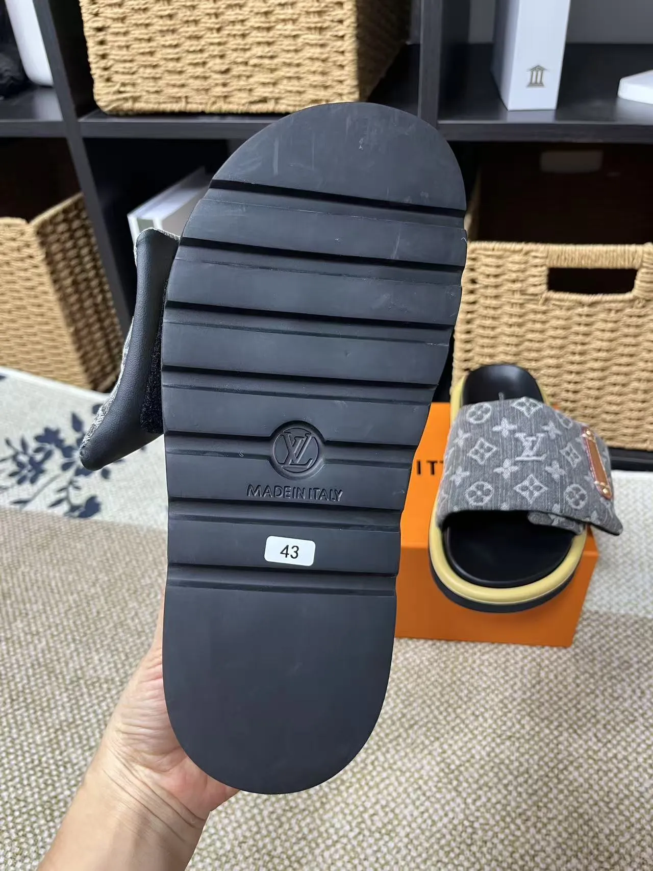 P340 yuan LV Louis Vuitton Full of high-end feel! A popular model among bloggers at home and abroad, it’s retro and fashionable, and looks stunning on your feet! Mainly recommended model on the official website★ ━━━━━ ЅᏇєєt ━━━━━ ▪️Upper: original calfskin ➕5D printing process ▪️Inner: imported mixed sheepskin ▪️Outsole: original molded foam outsole ▪️Size: Female 35-40 Men's 39-44 (women's 41 men's 45)